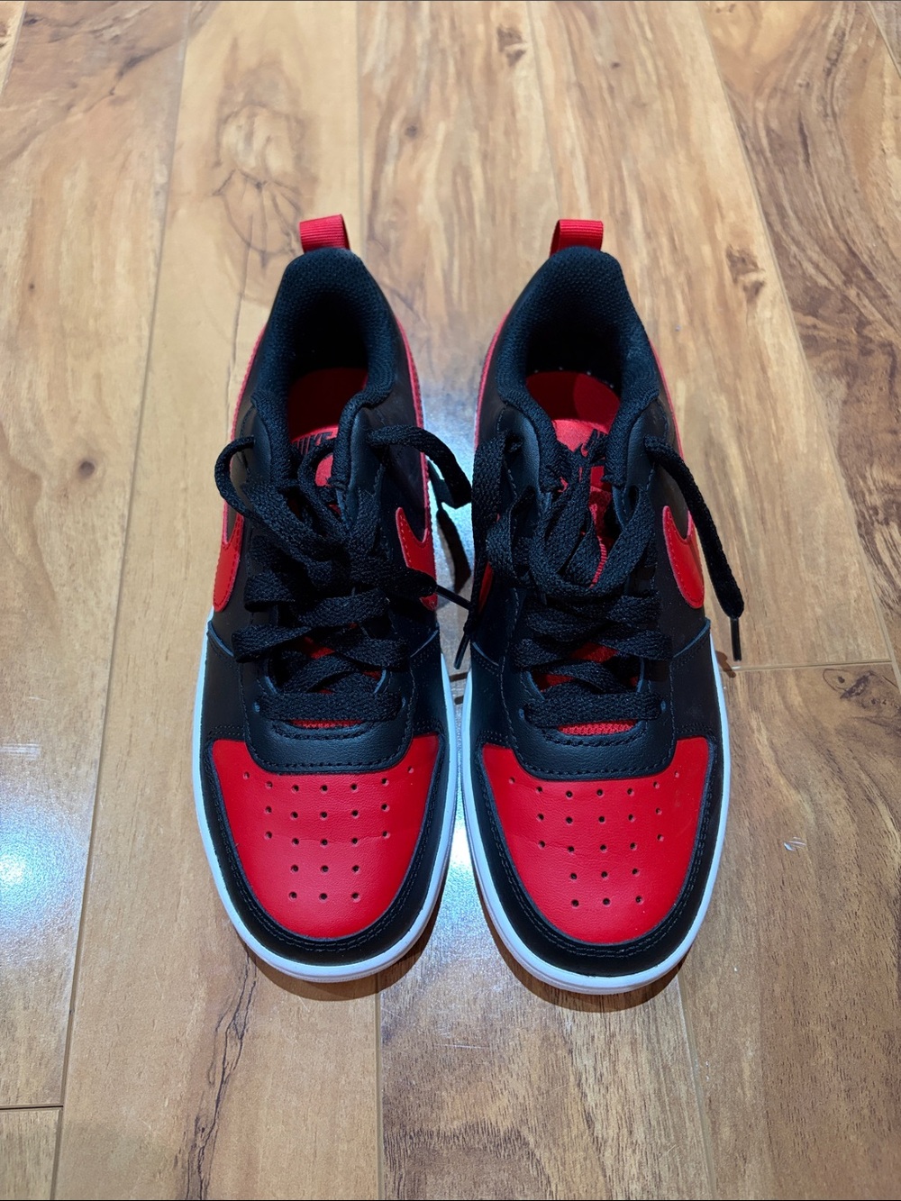 Nike Borough Kids Low-Top Athletic Sneakers in Black and Red size 4
